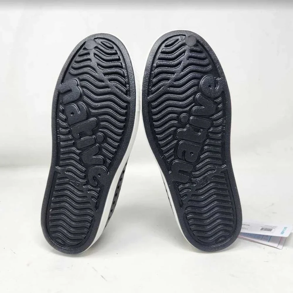Big kids 3 (Women's 5) Native Jefferson slip on rubber play shoes in Jiffy Black